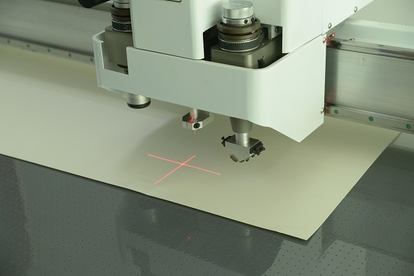 TSD Digitale oszillierende Messerschneidemaschine Graupappe V-Schnitt
